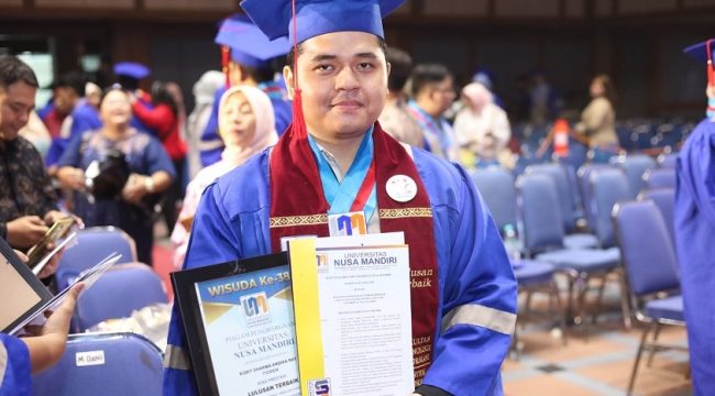 Foto: Si Jenius dari Sistem Informasi: Rizky Dharma Bersinar di Wisuda Universitas Nusa Mandiri 