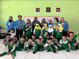 Mahasiswa UNM Ajak Anak Usia Dini Jaga Lingkungan