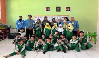 Mahasiswa UNM Ajak Anak Usia Dini Jaga Lingkungan