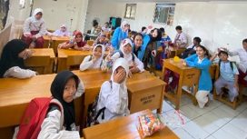 Mahasiswa UNM Main dan Belajar Bersama Anak-anak Sekolah Master