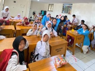 Mahasiswa UNM Main dan Belajar Bersama Anak-anak Sekolah Master