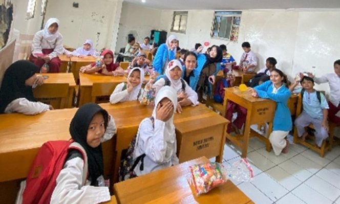 
					Mahasiswa UNM Main dan Belajar Bersama Anak-anak Sekolah Master