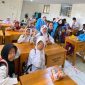 Mahasiswa UNM Main dan Belajar Bersama Anak-anak Sekolah Master