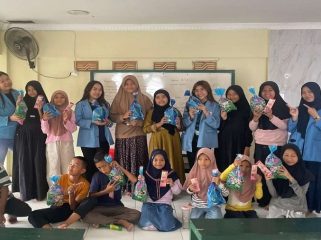 Mahasiswa UNM Tanamkan Nilai Adab kepada Anak-Anak