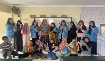 Mahasiswa UNM Tanamkan Nilai Adab kepada Anak-Anak