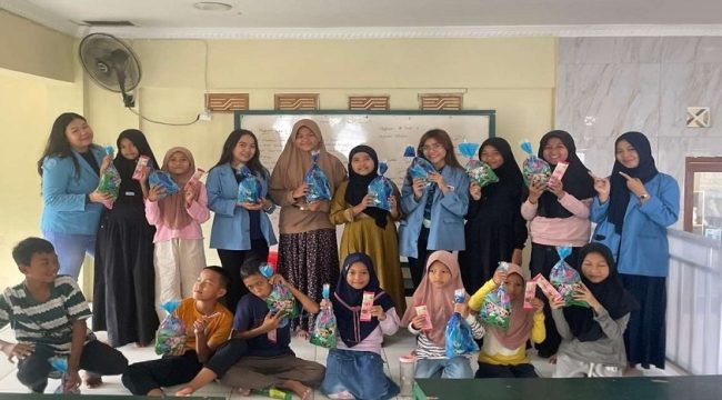 Mahasiswa UNM Tanamkan Nilai Adab kepada Anak-Anak