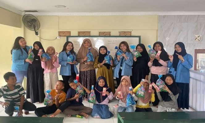 
					Mahasiswa UNM Tanamkan Nilai Adab kepada Anak-Anak