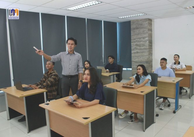 
					Mengenal Profesi Konsultan Bisnis, Sosok yang Mengembangkan Strategi Perusahaan