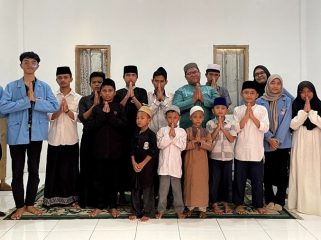 Mahasiswa Manajemen UNM Ajak Anak Panti Belajar Bahasa Inggris Dasar