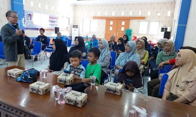 
					Dari RT ke FYP, Ketika Emak-Emak Cipete Belajar CapCut Demi Dagangan Laris