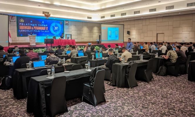
					UNM Bekali Polri Keterampilan Jaringan Standar Global