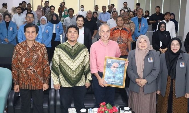 
					UNM Gelar Studium General AI