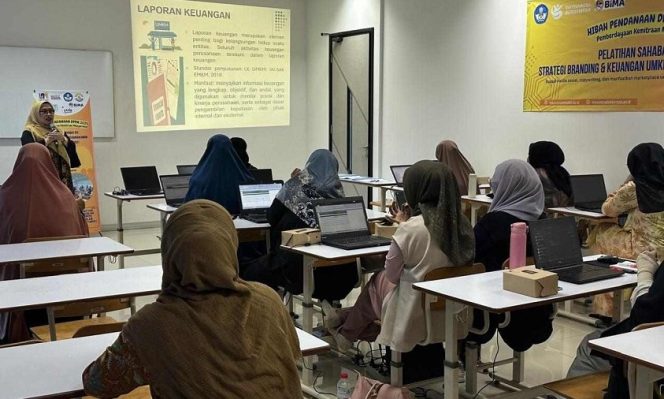 
					UNM Bantu UMKM Melek Keuangan, Mahasiswa dan Dosen Bisnis Digital Turun Langsung ke Lapangan