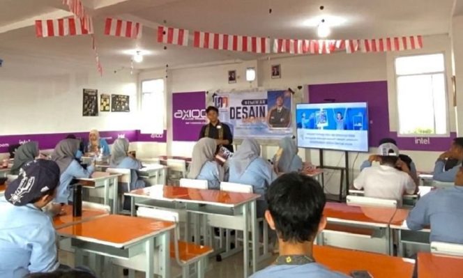 
					Dari Kelas ke Lapangan! Mahasiswa UNM Ajarkan Desain Grafis dan Typography ke Siswa SMK Depok