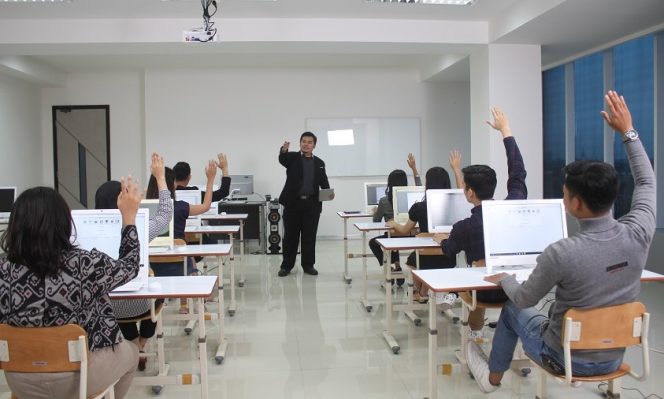 
					Kuliah Berkualitas Tak Harus Mahal, UNM Buktikan Bisa!