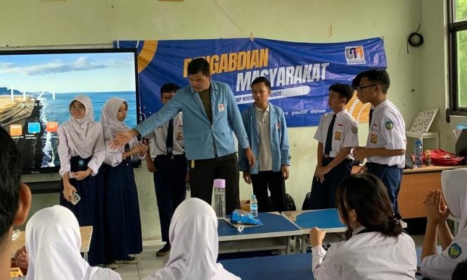 
Mahasiswa UNM Kenalkan Teknologi AI ke Siswa SMP, Wujudkan Literasi Digital Sejak Dini