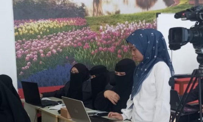 
Ketika Kitab Bertemu Algoritma, Cerita Guru Pesantren Belajar AI di Al Ma’had