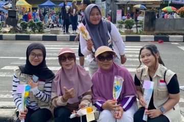 Peringati Hari Ibu, HIMMA Bagikan Bunga