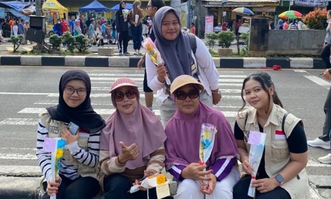 
Peringati Hari Ibu, HIMMA Universitas Nusa Mandiri Bagikan Bunga di CFD Depok