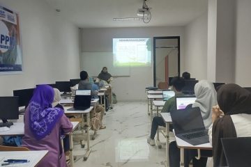 Dosen UNM Latih Guru dan Relawan