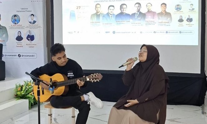 
Bukan Cuma Soal Karier Mahasiswa UNM Bikin Aula Hening Lewat Lagu Religi