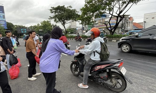 
Ramadhan Penuh Berkah, HIMSI UNM Tebar Takjil Lewat Aksi KOLABORASA