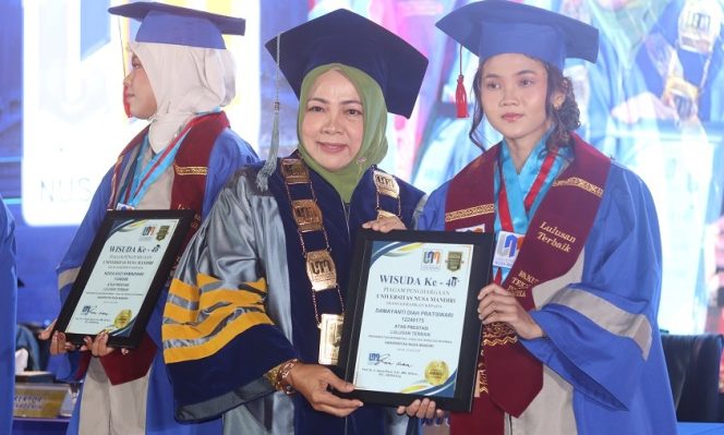 
					IPK 4.00 & Tetap Bekerja, Damayanti Buktikan Bisa Jadi Wisudawan Terbaik UNM!