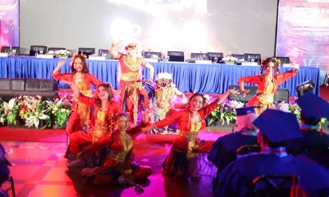 
					Genusa Bikin Wisuda UNM Makin Spektakuler, Seni Budaya Mengguncang Panggung TMII