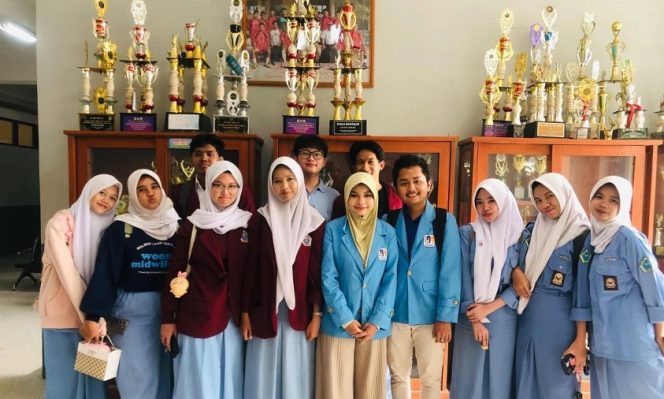 
					Mahasiswa UNM Turun Tangan Bangun Sistem Digital OSIS di SMKN 1 Tarumajaya