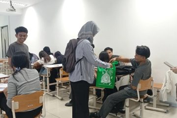 Mahasiswa UNM Turun Tangan Bantu Korban Kebakaran Kemayoran