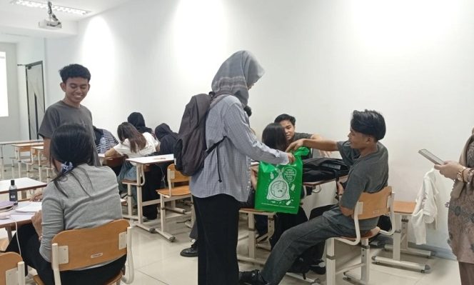 
					Tak Hanya Kuliah, Mahasiswa UNM Turun Tangan Bantu Korban Kebakaran Kemayoran