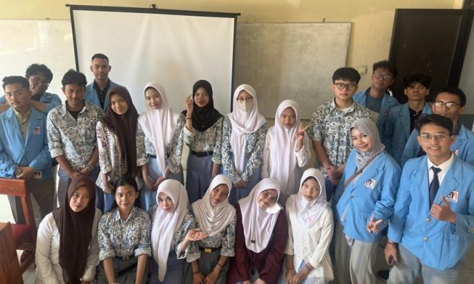 
					Mahasiswa UNM Serahkan Platform Digital MetamorfOSIS, OSIS SMKN 1 Tarumajaya Kini Go Digital