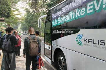 Mahasiswa UNM Kenalkan Bus Listrik
