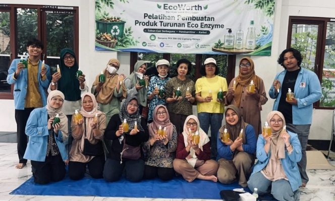 
					Mahasiswa UNM Sulap Eco Enzyme Jadi Sabun dan Hand Sanitizer, Warga Cipinang Melayu Antusias Belajar