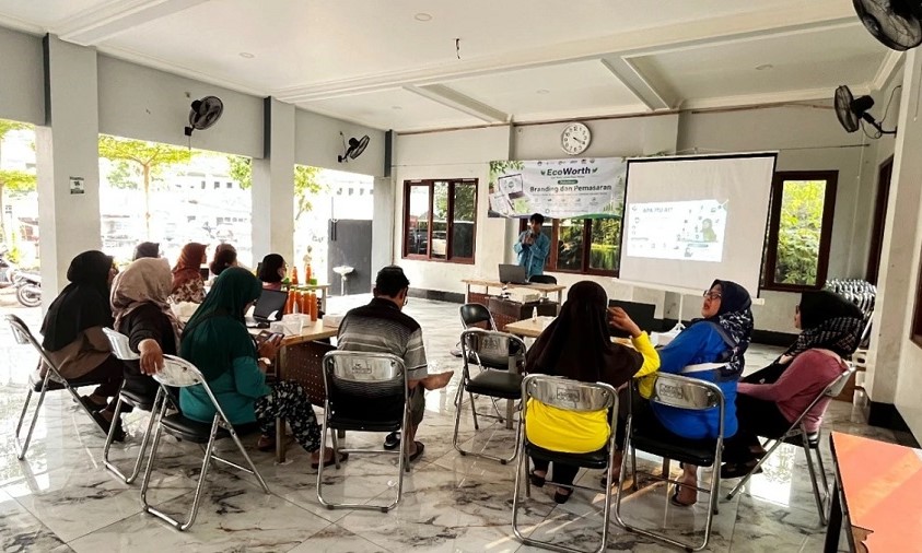 PKM UNM Ajarkan Branding Berbasis AI