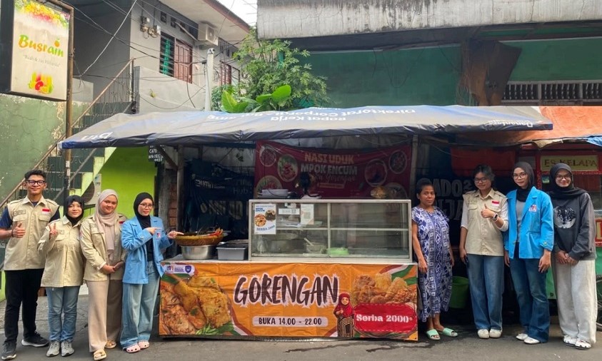Gerobak Bangkit! Mahasiswa UNM Sulap Gerobak UMKM Jadi Lebih Menarik dan Laris Mahasiswa UNM Sulap Gerobak UMKM