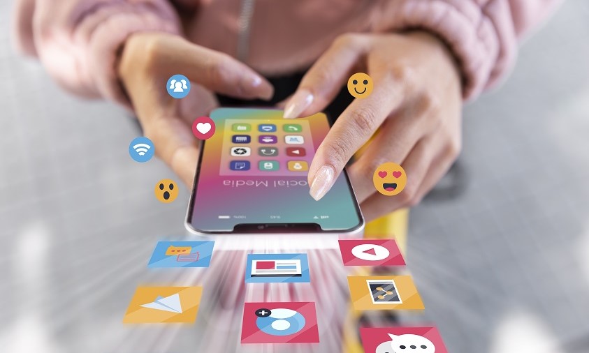 Panduan Karier Social Media Specialist dan Peran Pendidikan Bisnis Digital Social Media Specialist Profesional