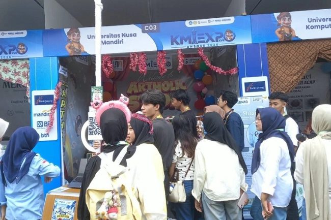 Artholic Studio UNM Pamerkan Hiasan Dinding Kreatif